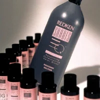 Redken представляє Shades EQ Gloss, один з найбільших проривів у фарбуванні. Це фарба, що має кислотний рН та формулу без аміаку.