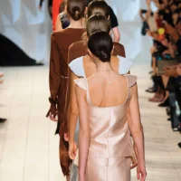 Переміщаючись із сонячної Каліфорнії до 5-ї авеню Нью-Йорка, Redken стає синонімом моди, натхненний міським стилем, енергією вулиць та нескінченними інноваціями.